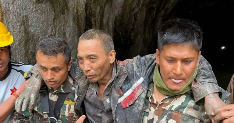 Rescatan a ciudadano chino atrapado durante 10 días tras riada en Nepal