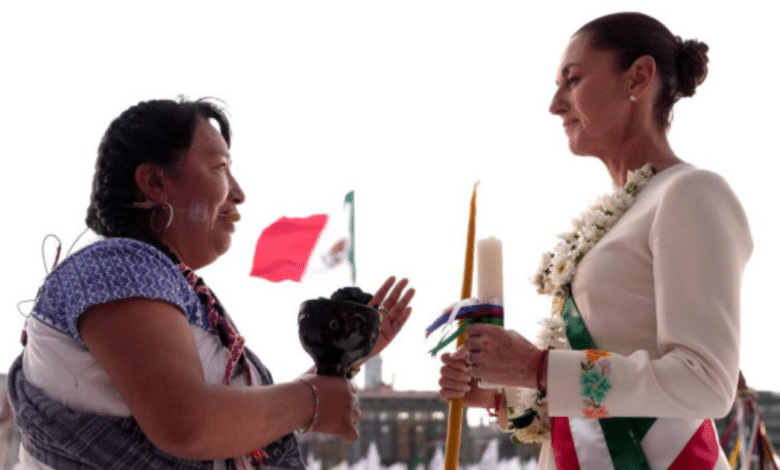 Preseidenta Claudia Sheinbaum y mujer Indigena