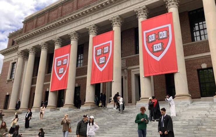 Gobierno de EU pondrá fin a todos sus contratos con Harvard