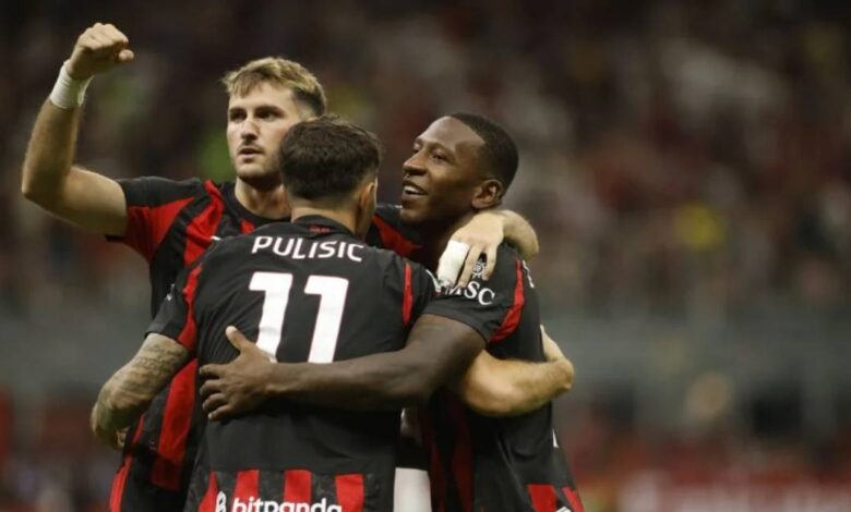 Santi Giménez inicia temporada con asistencia y el Milán avanza en Coppa Italia