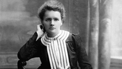 En su natalicio, 7 de noviembre de 2025, recordamos a Marie Curie, la primera mujer que ganó un Premio Nobel y la única persona en lograrlo en dos disciplinas — física (1903) y química (1911) — cuyas investigaciones sobre la radiactividad marcaron el siglo XX y siguen influyendo hoy.