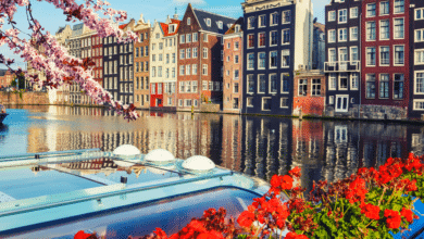 Ámsterdam seduce con sus icónicos canales, bicicletas, arquitectura del siglo XVII y una oferta cultural encabezada por el Museo Van Gogh y la Casa de Ana Frank.